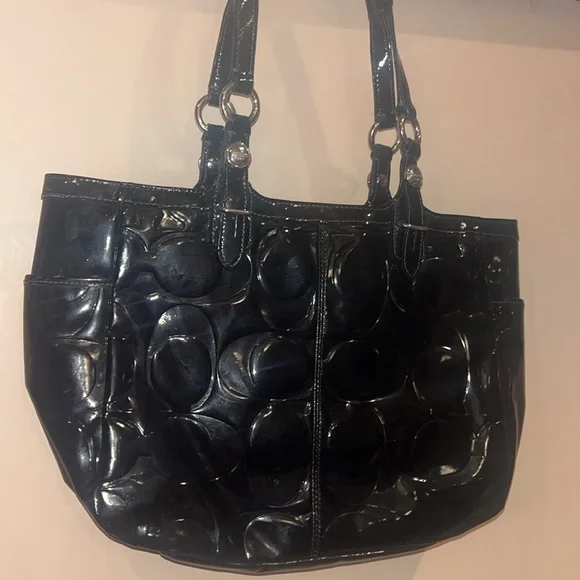 Coach black patent leather tote handbag with signature CC logo, preowned OS - Picture 2 of 10